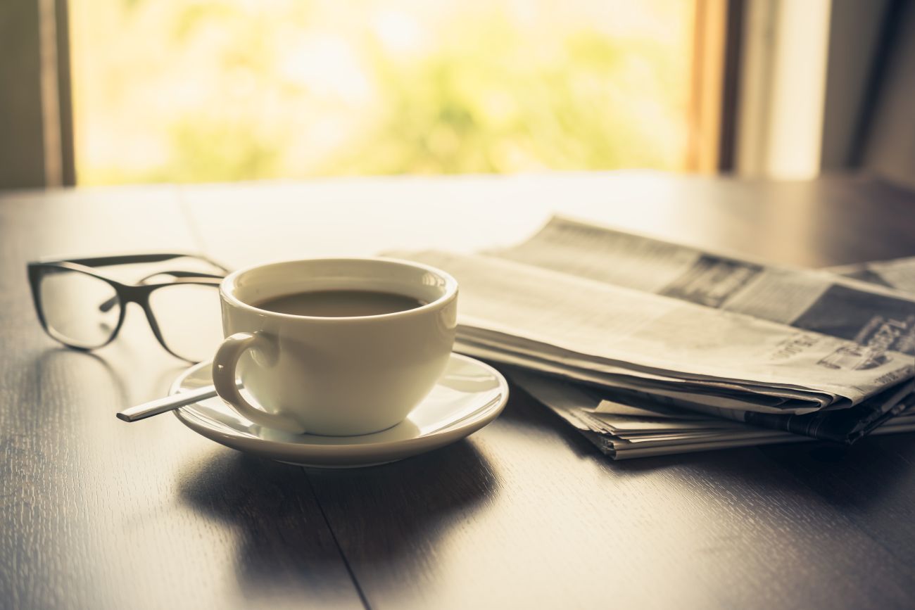 Newspaper reading glasses coffee cup and mobile phone on busines Przetarg na wynajem lokali użytkowych – Kryta pływalnia